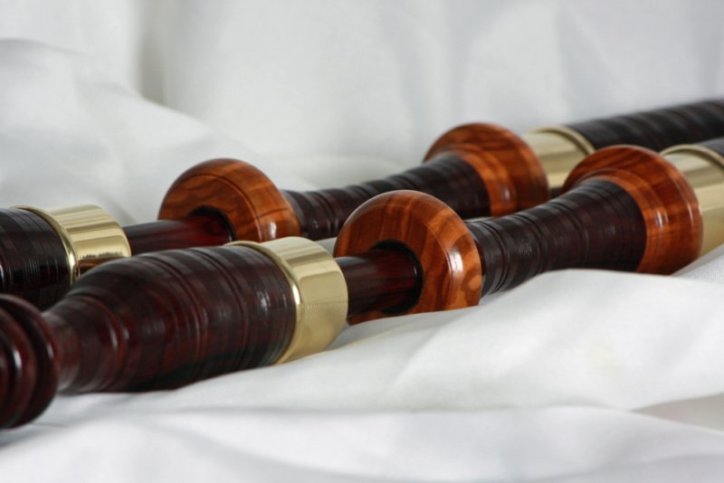 Original profile in cocobolo with Olive wood projecting mounts, and bronze beaded ferrules.